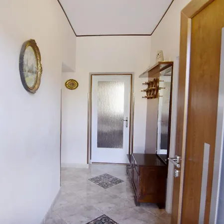 Zwei-zimmer-wohnung In Der Naehe Des Meeres By Interhome
