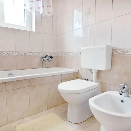 Zwei-zimmer-wohnung In Der Naehe Des Meeres By Interhome Lejlighed Umag