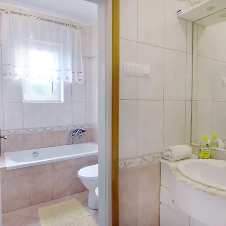 Zwei-zimmer-wohnung In Der Naehe Des Meeres By Interhome