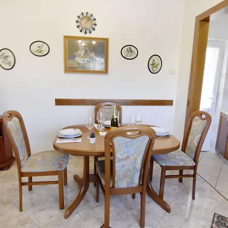 Zwei-zimmer-wohnung In Der Naehe Des Meeres By Interhome *