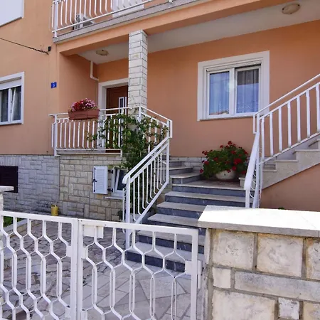 Zwei-zimmer-wohnung In Der Naehe Des Meeres By Interhome Lejlighed Umag
