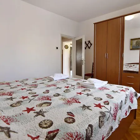 Zwei-zimmer-wohnung In Der Naehe Des Meeres By Interhome *